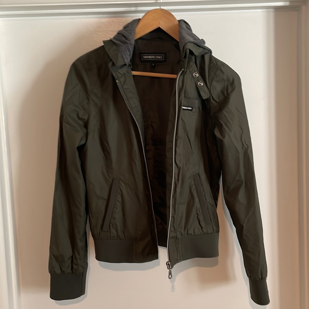Women’s Medium Members Only Jacket with Removable Hood!